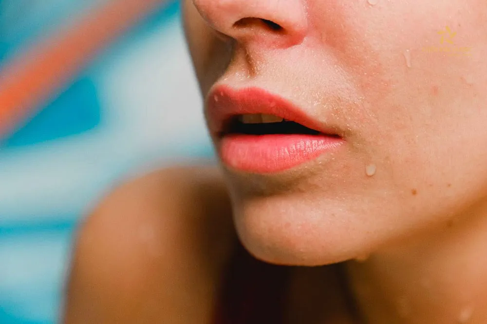 Điềm báo giật môi ở nam nữ theo giờ có giúp dự báo tương lai?
